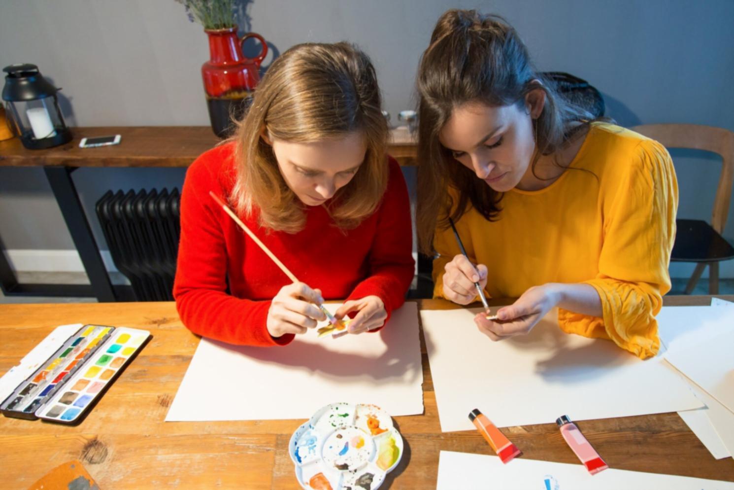 Étudiants travaillant sur des analyses budgétaires avec des graphiques et tableaux de bord
